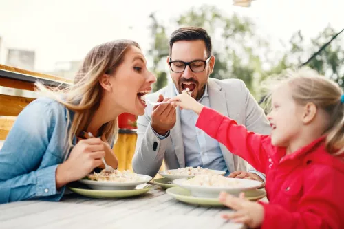 13 Suggestions for Taking Choosy Eaters Out + Child-Pleasant Eating places